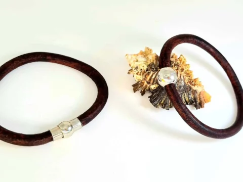 Δερμάτινο βραχιόλι.