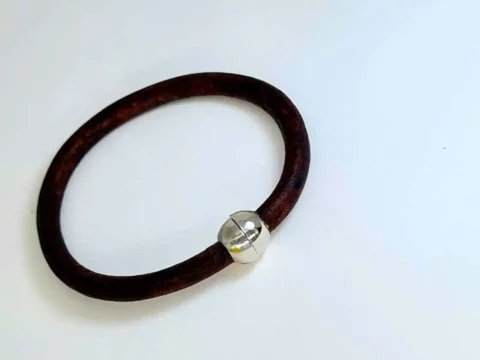Δερμάτινο βραχιόλι.