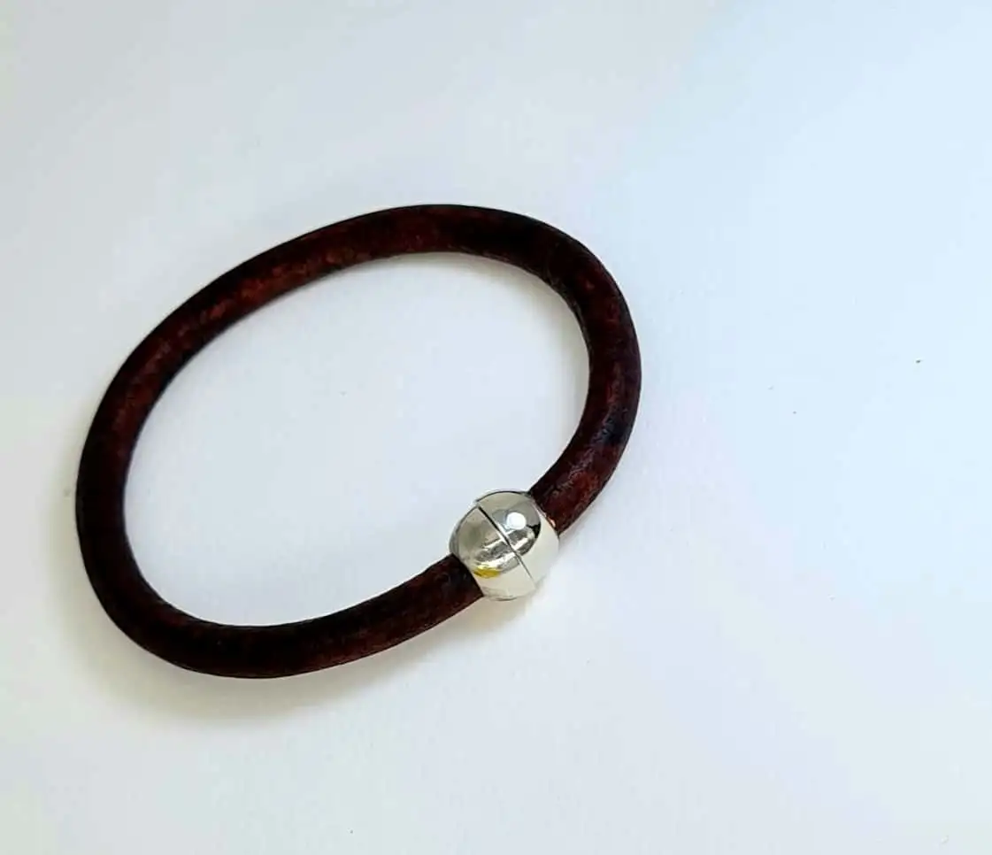 Δερμάτινο βραχιόλι.