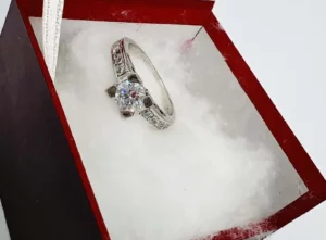 Ασημένιο μονόπετρο