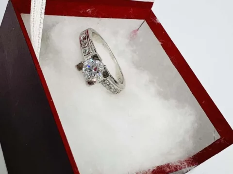 Ασημένιο μονόπετρο