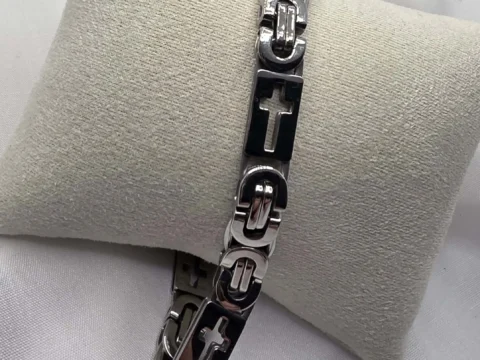 Bracelet chain with crosses