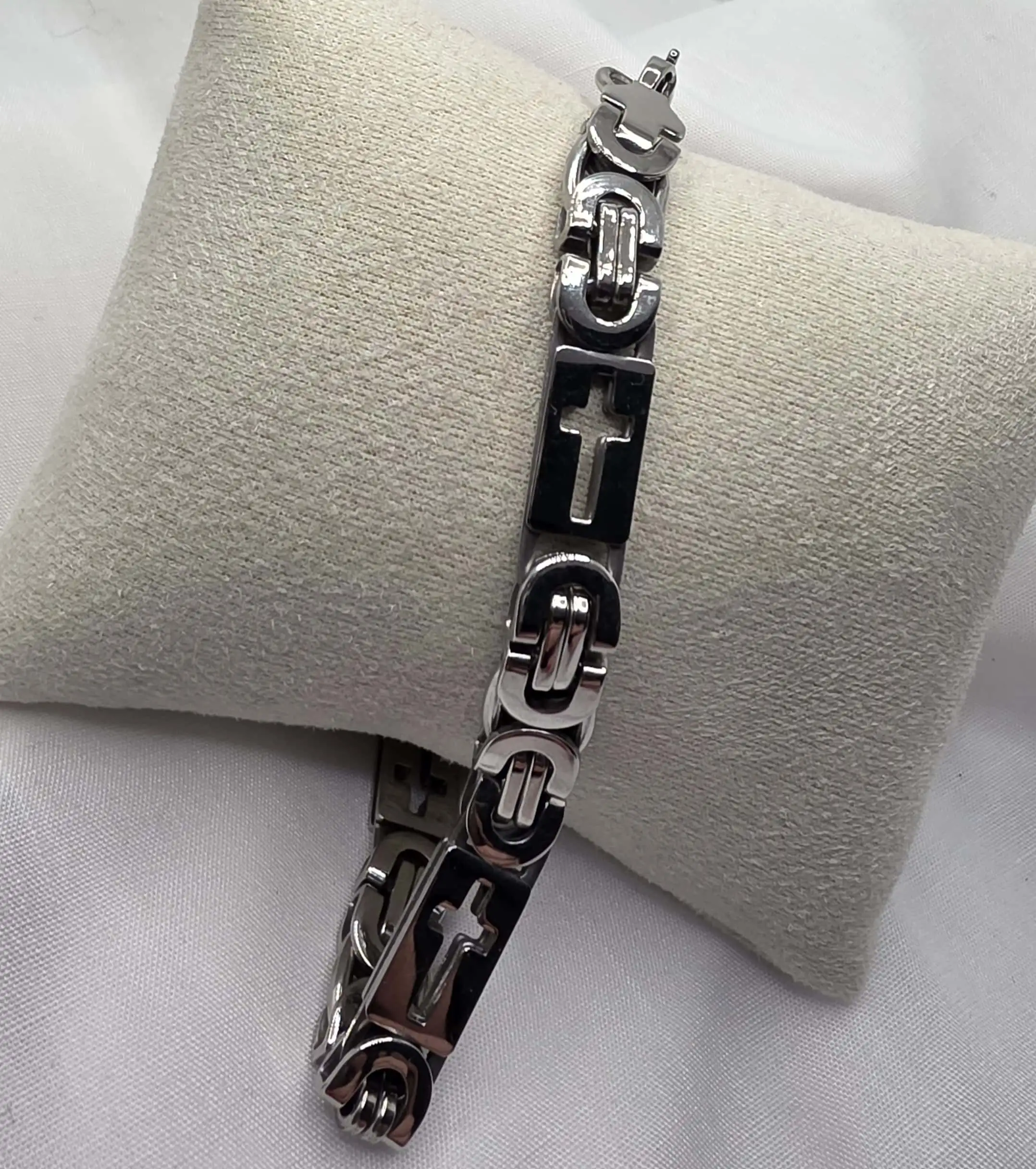 Bracelet chain with crosses