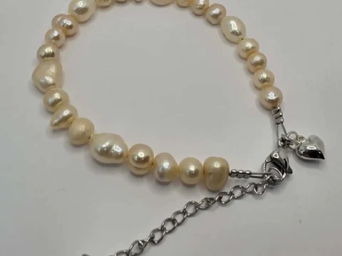 Peach pearl bracelet